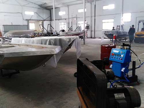 輪船游艇船體填充聚氨酯(圖1) Q2600聚氨酯發(fā)泡機