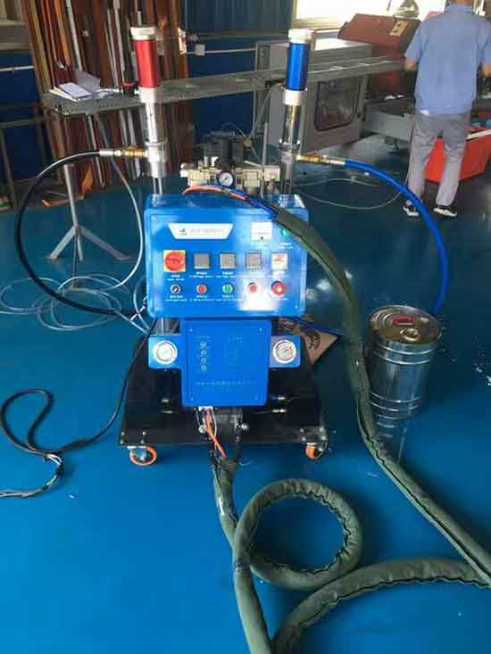 雙組份聚氨酯現(xiàn)場包裝組合ab料(圖1) Q2600D 聚氨酯發(fā)泡機(jī) 定時定量