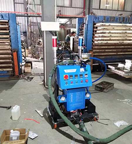 聚氨酯門板噴塑(圖1) Q2600D定時定量聚氨酯門板噴塑設(shè)備