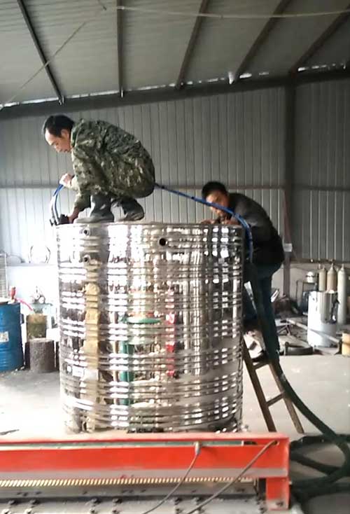 太陽(yáng)能水箱澆注 聚氨酯噴涂機(jī)廠家