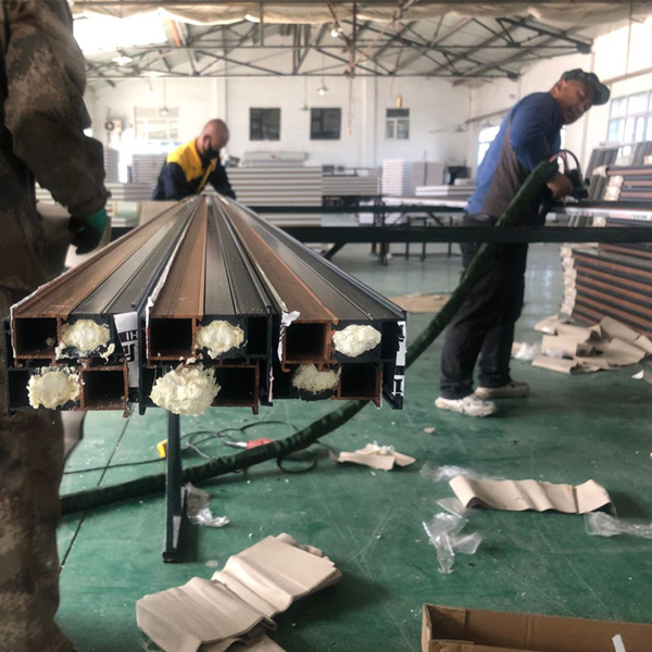 聚氨酯噴涂發(fā)泡一體機(圖3) 鋁型材填充發(fā)泡聚緣脂