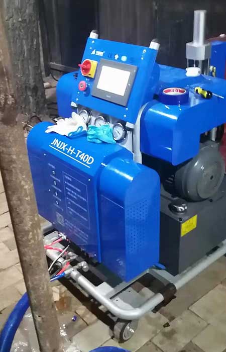 聚氨酯黑白料保溫發(fā)泡機(jī)價(jià)格實(shí)惠(圖2) 聚氨酯黑白料保溫發(fā)泡機(jī)