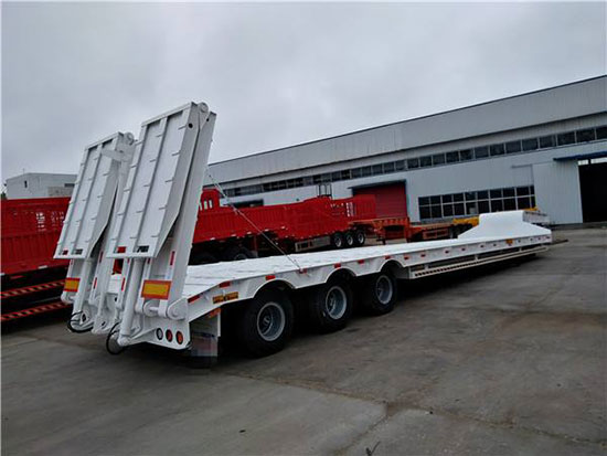 托盤半掛車高耐磨襯里聚脲材料噴涂(圖1) 特殊車輛運輸半掛車高耐磨襯里聚脲材料噴涂